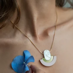 Kaari - kaulakoru vaaleanpunainen