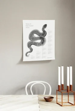 Käärmeen vuosi -julistekalenteri vuodelle 2025