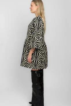 Kukka II - Äidin valvova silmä