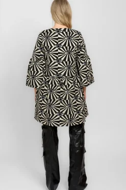 Kukka II - Äidin valvova silmä