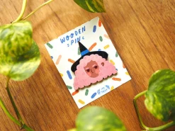 Mia Minerva - Pink Hair Witch pinssi