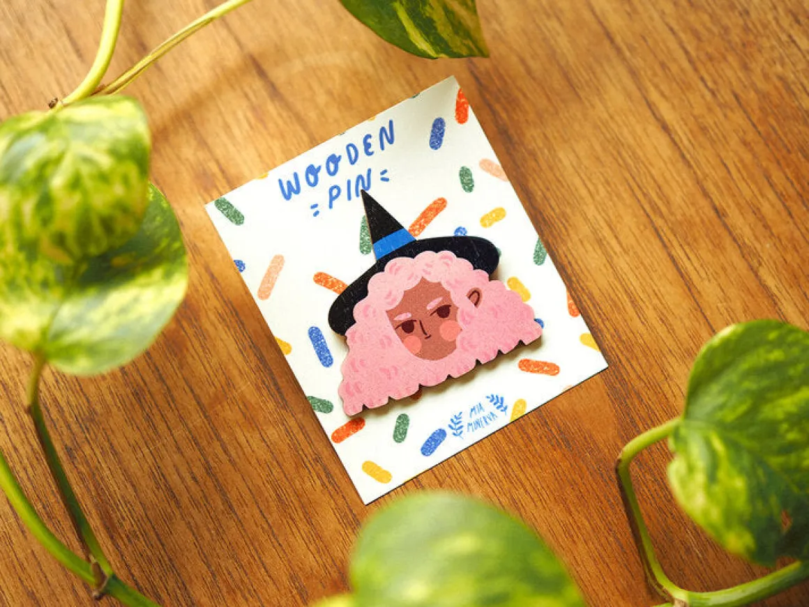 Mia Minerva - Pink Hair Witch pinssi