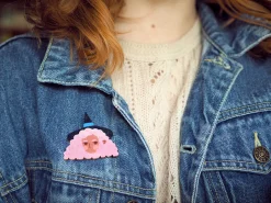 Mia Minerva - Pink Hair Witch pinssi