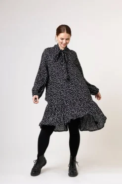 Paitamekko - Black & White Flowers