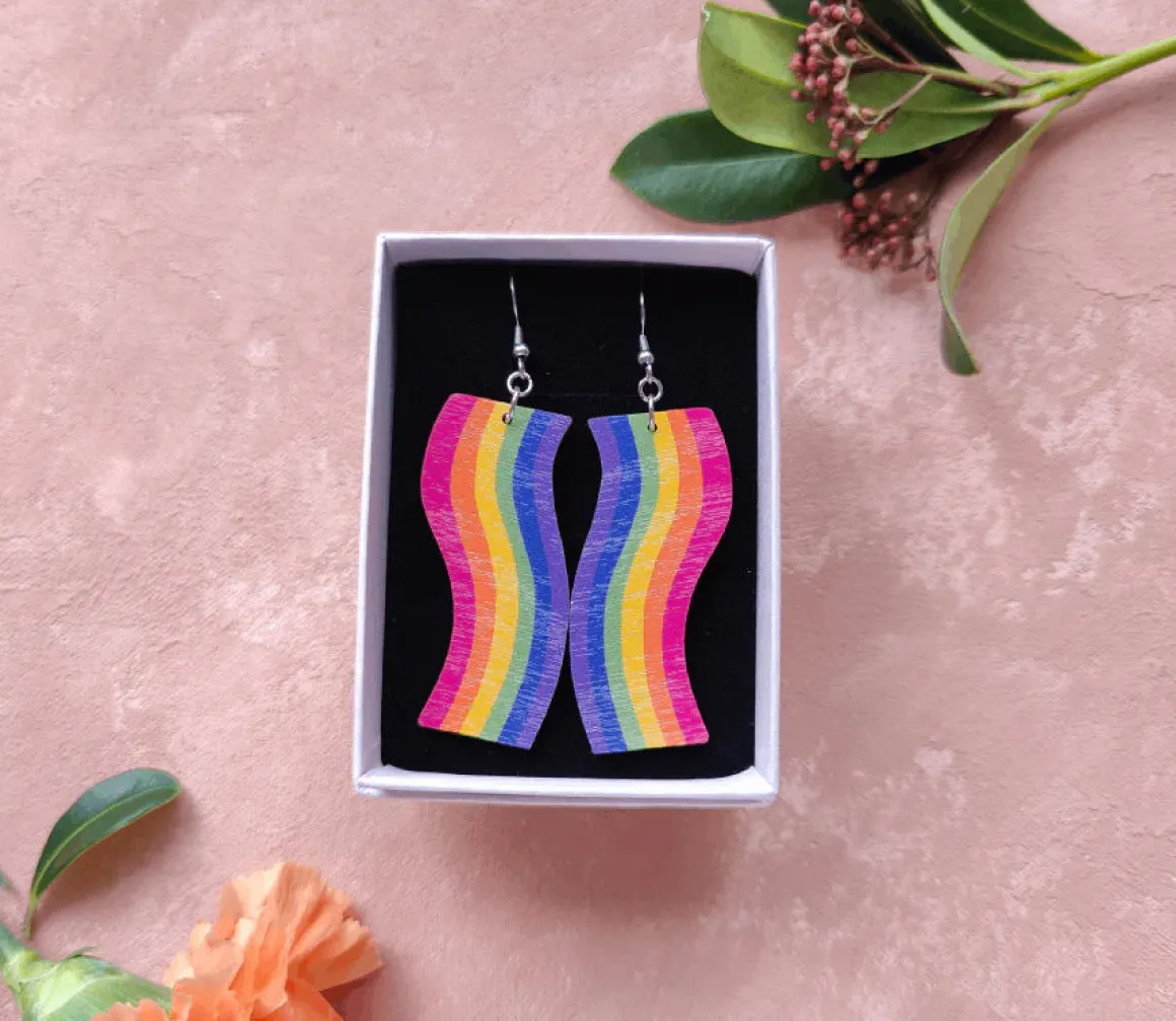 Sateenkaarilippu Korvakorut