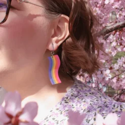 Sateenkaarilippu Korvakorut