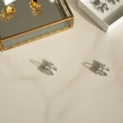 Take A Bow - korvikset - hopea